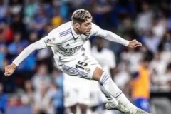 皇马VS马竞德比激战，巴萨大胜领跑西甲积分榜